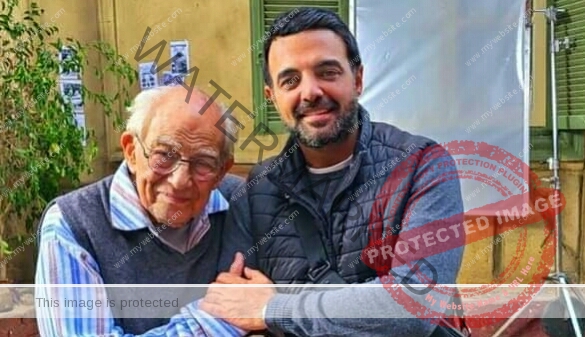 عمرو محمود ياسين يشارك بـ صورة مع أبو الفنانين "رشوان توفيق"