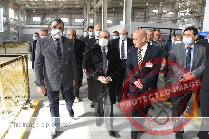 مرسي يتفقد مصنع إنتاج المصاعد الكهربائية
