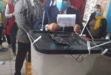 أسامة هيكل يدلي بصوته في انتخابات مجلس الشيوخ