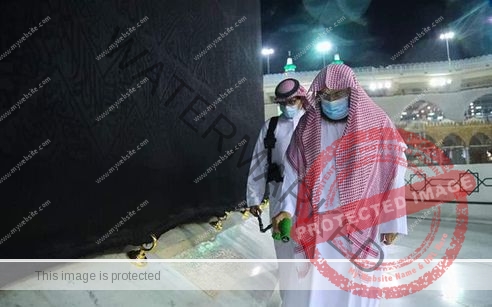 السديس يتفقد تعقيم وتطهير المسجد الحرام بعد الموافقة على أداء العمرة 