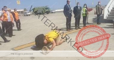 سائح أوكراني يقبل أرض مطار مرسي علم فور نزوله من الطائرة