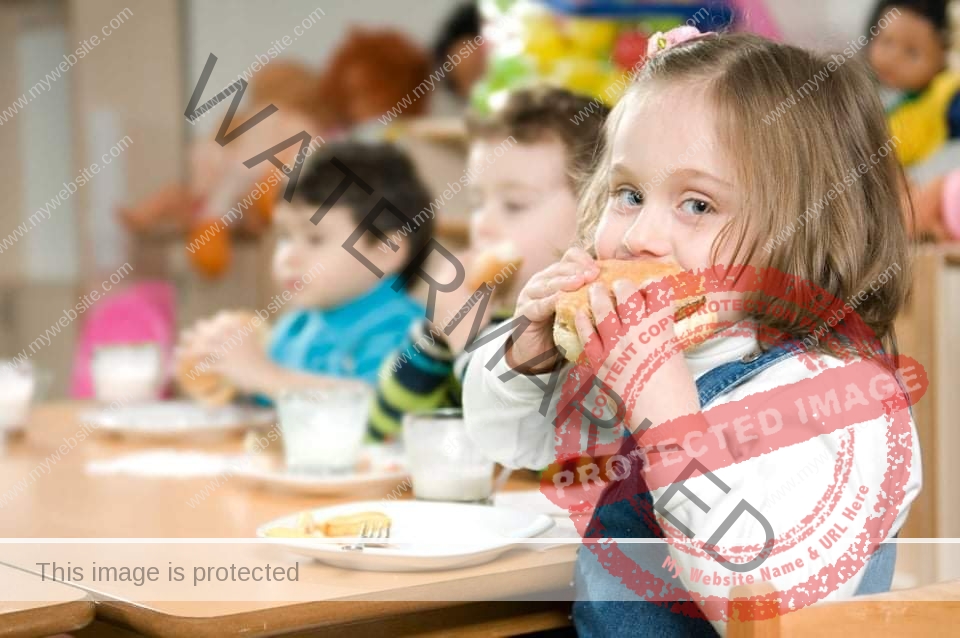 أكلات تساعد طفلك على التركيز أثناء مذاكرته
