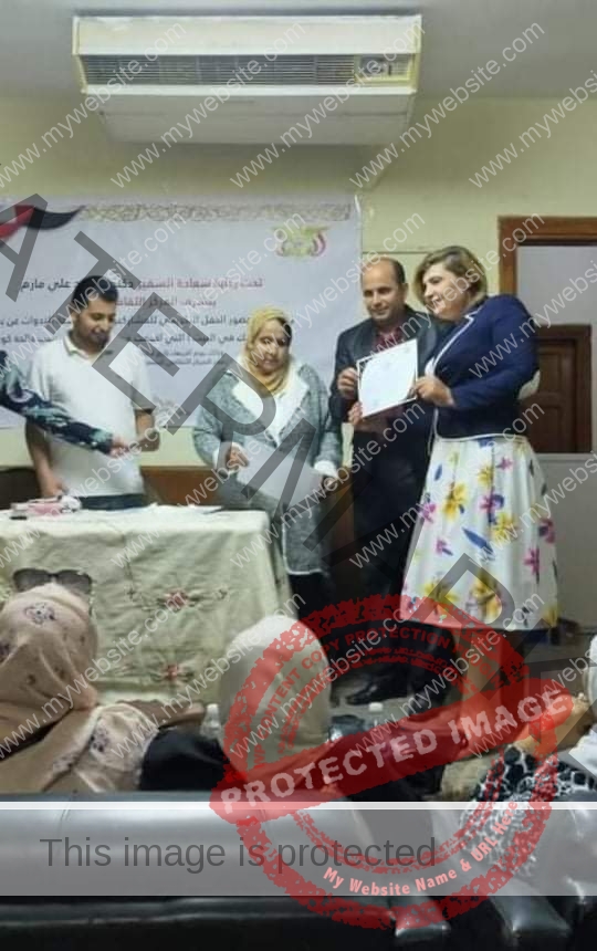 "رئيس المركز اليمني": تكريم المشاركين في "ندوات خليك في البيت"