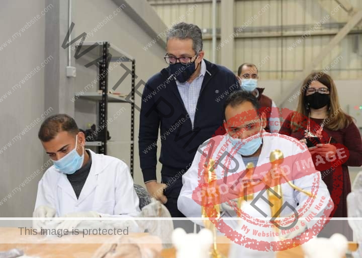 العنانى يتفقد أول مصنع مستنسخات أثرية في مصر