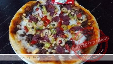بيتزا بالسجق والبسطرمة… مقدم من الشيف : ميرفت رجب