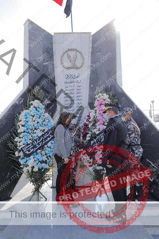 محافظ دمياط تضع إكليل الزهور على النصب التذكارى لشهداء الشرطة