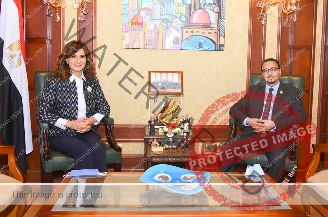 السفيرة نبيلة مكرم: التعاون لحل أزمة المصريين العالقين في سلطنة عُمان