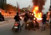 لبناني يشعل النار في سيارته بسبب ظروف المعيشة