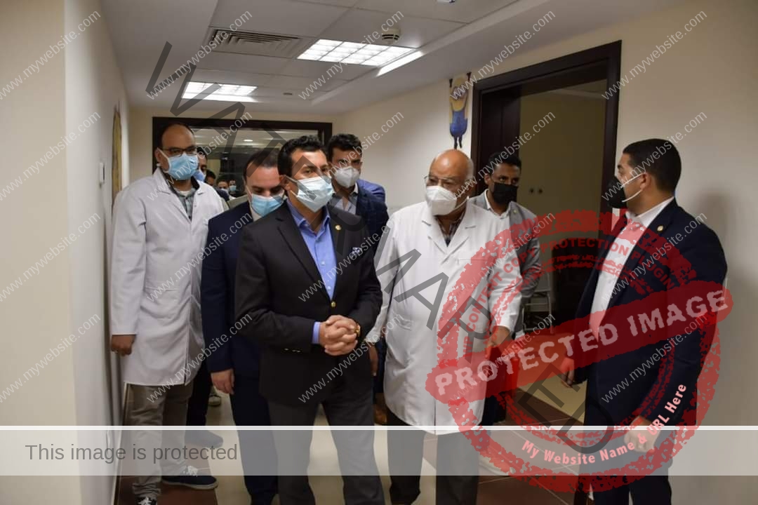وزير الشباب والرياضة يزور مستشفى شفاء الأورمان بالأقصر