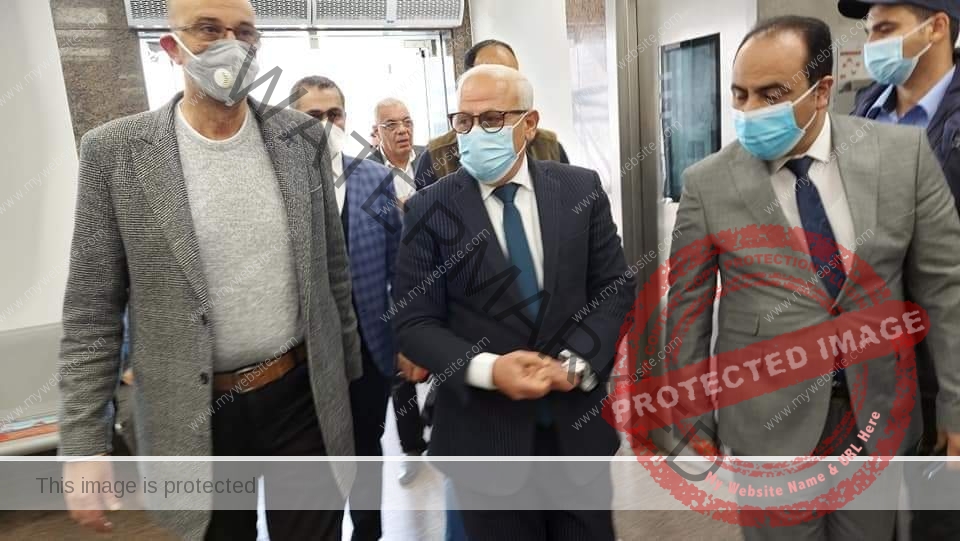 محافظ بورسعيد يشهد تلقي أول مواطن للقاح كورونا