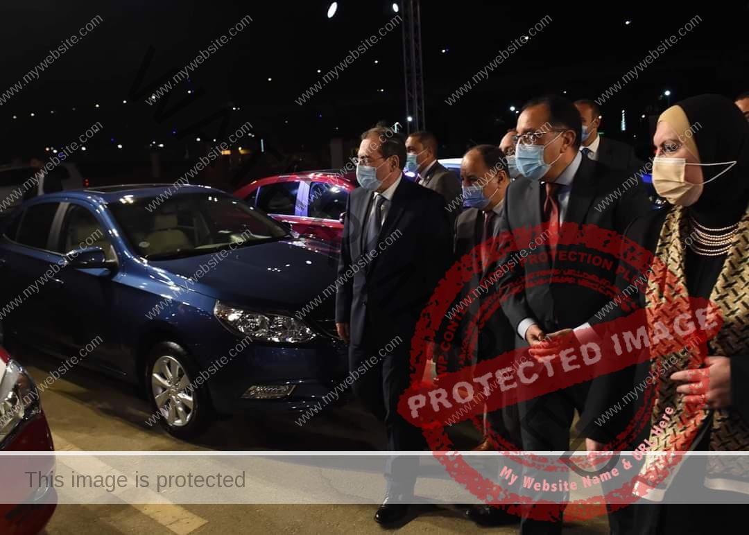 مدبولي يسلم أول دفعة السيارات الجديدة للمستفيدين بالمبادرة الرئاسية