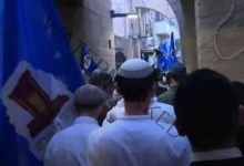 مئات المصلين يطفون حول جبل الزيتون في القدس