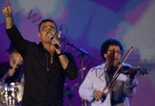 عمرو دياب يداعب جمهوره في حفله الغنائي بـ جدة