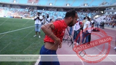 "عاجل"خروج لاعبو الأهلي من ملعب رادس بعد تعرضهم للاختناق وتزايد اعمال الشغب بالمدرجات