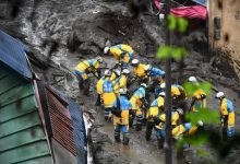رجال الإنقاذ ينتشلوا أم مع ابنتها الرضيعة من تحت الأنقاض في موقع الانهيار الأرضي بـ اليابان