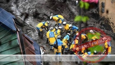 رجال الإنقاذ ينتشلوا أم مع ابنتها الرضيعة من تحت الأنقاض في موقع الانهيار الأرضي بـ اليابان