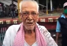إنقاذ عجوز هندي من الموت دهسا بعجلات القطار "فيديو"