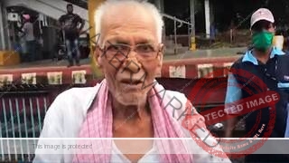 إنقاذ عجوز هندي من الموت دهسا بعجلات القطار "فيديو"