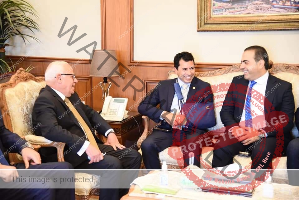 محافظ بورسعيد يستقبل وزير الرياضة استعدادا لوضع حجر أساس النادى المصرى الجديد
