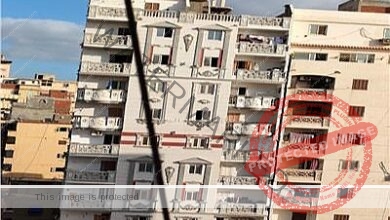 حالة من الهلع تصيب المواطنين بسبب ميل أحد العقارات بالأسكندرية