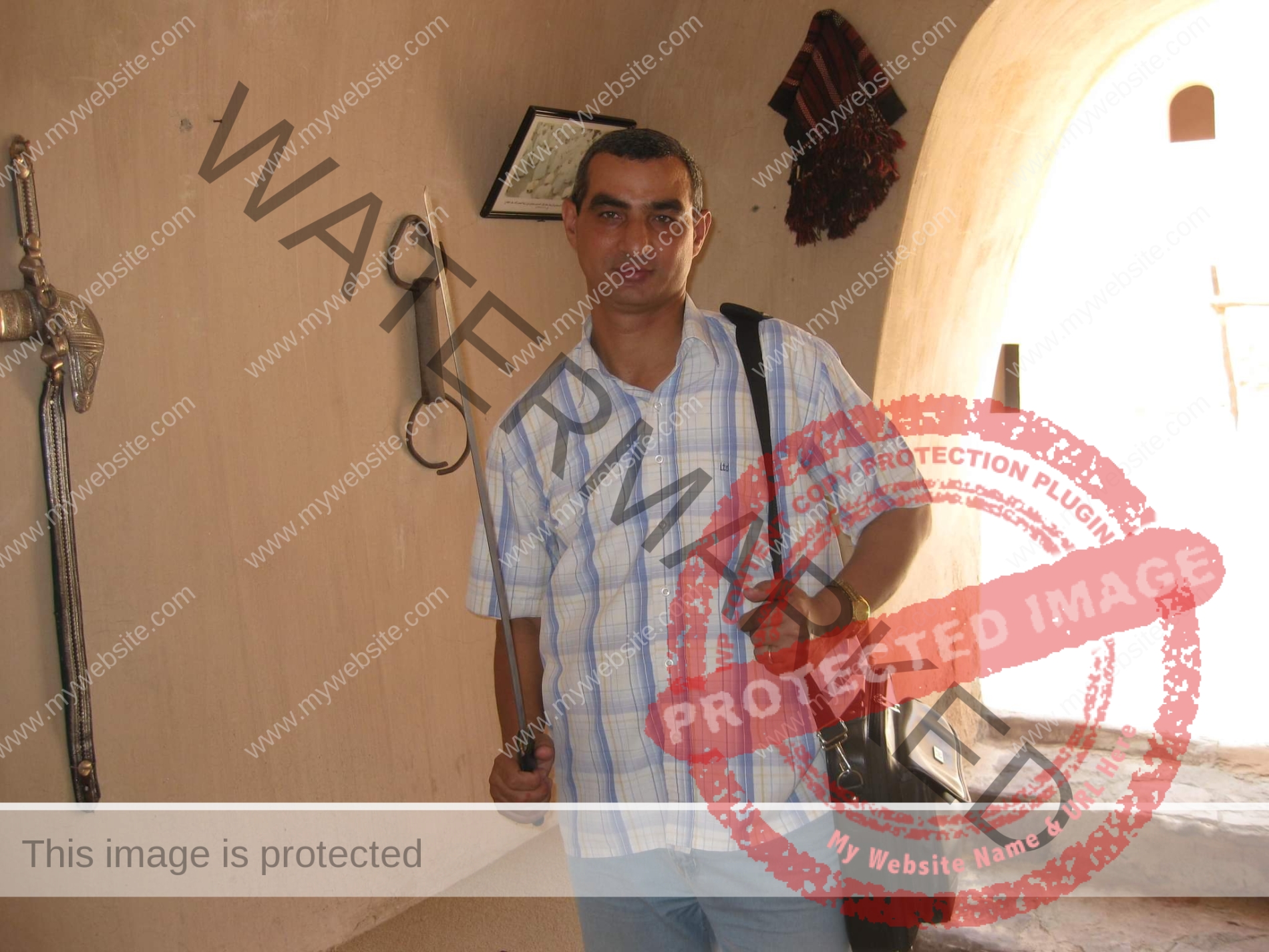 "بالصور" العارف بالله طلعت وجولة صحفية داخل "حصن المنترب" بسلطنة عمان