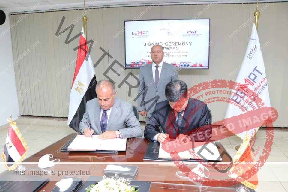 الوزير يشهد توقيع عقد شراء 4 أوناش رصيف عملاق(STS) للمحطة متعدده الأغراض بميناء الاسكندرية