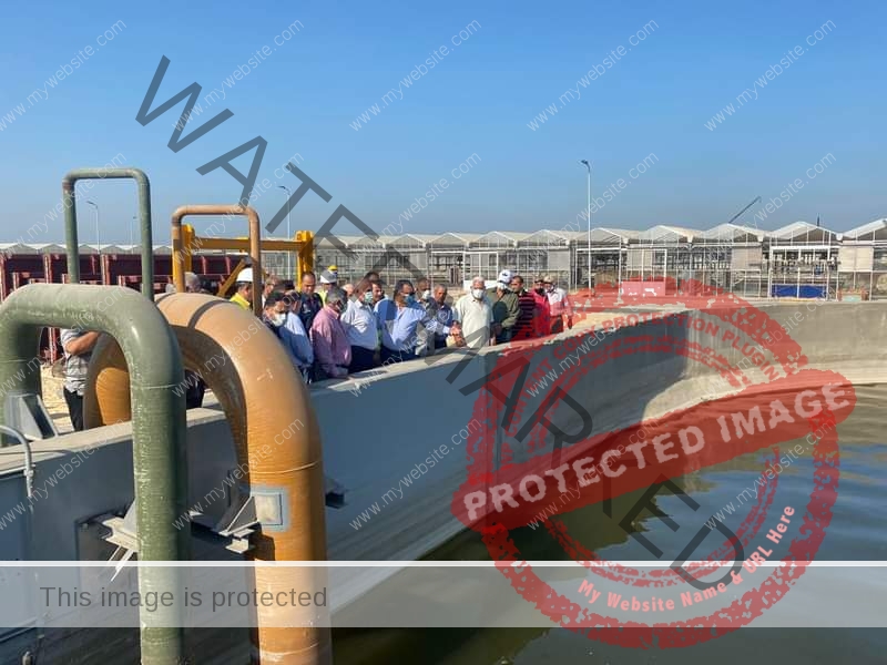 عبد العاطى خلال زيارة لمحافظة بورسعيد لتفقد مشروع معالجة مياه مصرف بحر البقر.