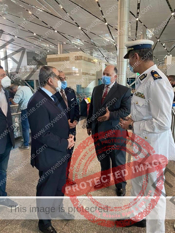 وزير الطيران يقوم بجولة مفاجئة بمبنى الركاب ٢و٣ بمطار القاهرة