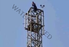 مواطن يهدد بالقاء نفسه من أعلي برج اتصالات 