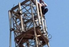 مواطن يهدد بالانتحار من أعلى برج محمول فى الدقهلية بسبب مصاريف المدارس