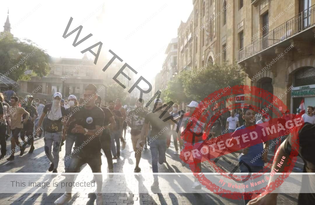 عاااجل..متظاهرون يقتحمون مبنى العازارية في وسط بيروت ويدخلون مكاتب وزارة الاقتصاد ويعبثون بمحتوياتها