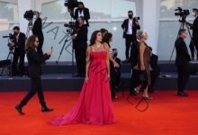 ياسمين صبري تتألق بالأحمر على السجادة الحمراء لمهرجان فينيسيا السينمائي