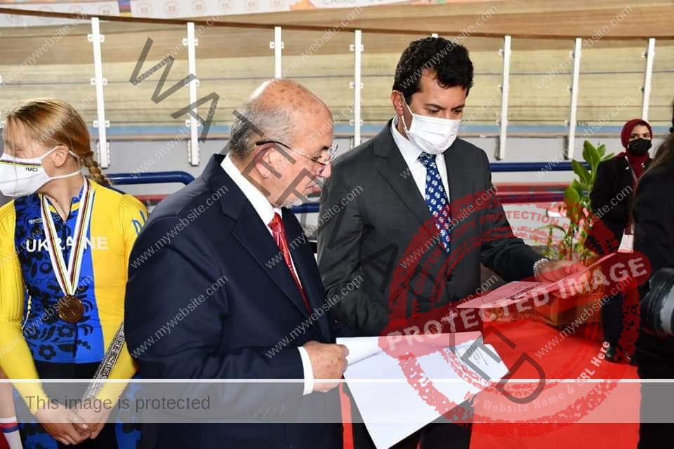 وزير الشباب الرياضة يحضر ختام بطولة العالم للدراجات بـ ستاد القاهرة