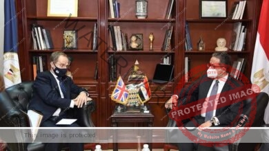 العناني يلتقي بالسفير البريطاني بالقاهرة لبحث سبل التعاون بين البلدين في مجالي السياحة والآثار
