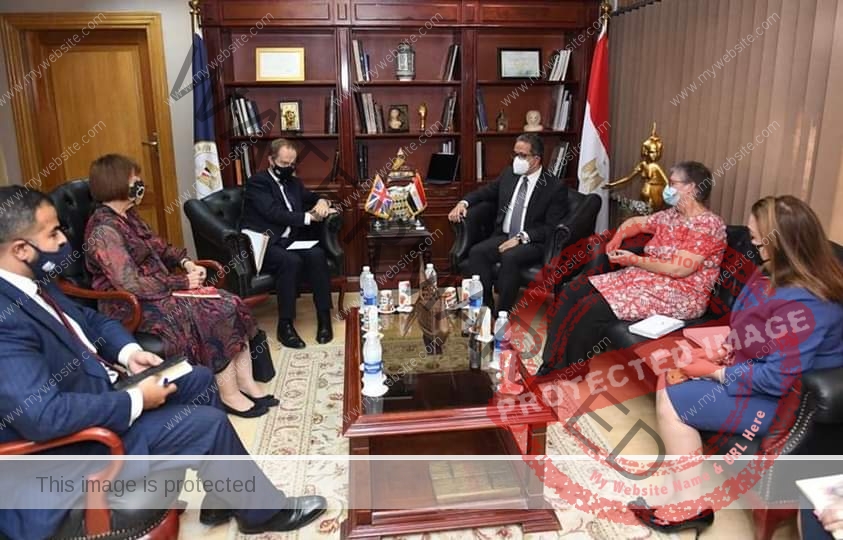العناني يلتقي بالسفير البريطاني بالقاهرة لبحث سبل التعاون بين البلدين في مجالي السياحة والآثار