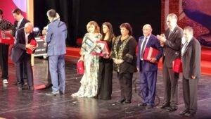 دنيا سمير غانم تبكي على خشبة المسرح القومي اثناء تكريم والديها