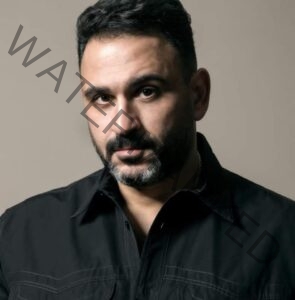 أكرم حسني… من ضابط شرطة إلى أهم كوميديان في السينما والدراما المصرية