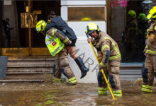 مياه الفيضانات تغرق شوارع لندن وتتسبب فى فوضى بحركة المواطنين والمرور