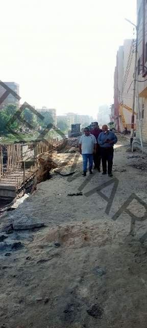 غراب يُتابع أعمال إنشاء حائط ساند لبحر فاقوس بشارع سعد زغلول 