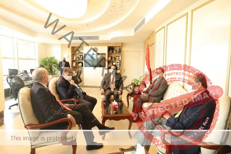 عبد الغفار يعقد اجتماعًا مع الرئيس الجديد للجامعة الأمريكية