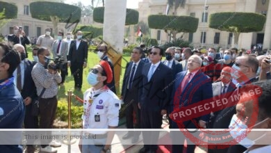 عبد الغفار والخشت يشهدان تحية العلم وعزف النشيد الوطنى أمام قبة حرم جامعة القاهرة