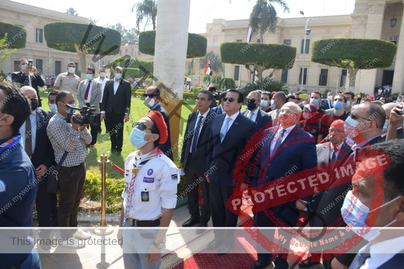عبد الغفار والخشت يشهدان تحية العلم وعزف النشيد الوطنى أمام قبة حرم جامعة القاهرة