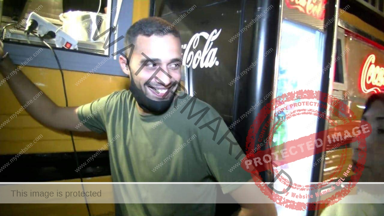 محمود الغندور صاحب عربة أكل "سي فوود" بالإسكندرية