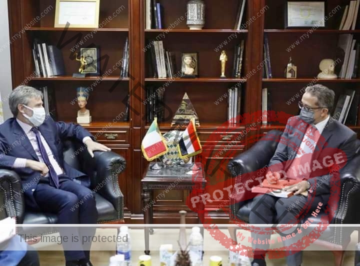 العناني يلتقي مع سفير دولة إيطاليا بالقاهرة لبحث تعزيز سبل التعاون بين البلدين على المستوى السياحي والأثري