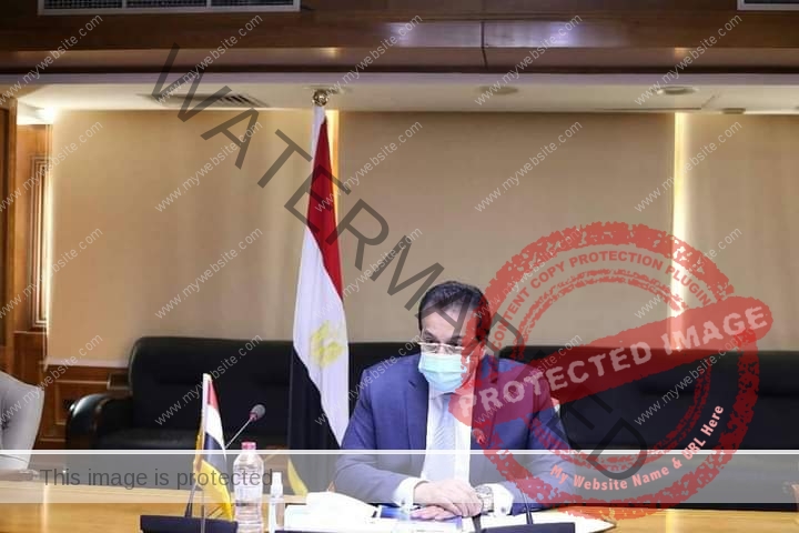 عبدالغفار يستعرض تقريرًا حول أنشطة معهد بحوث البترول المصري