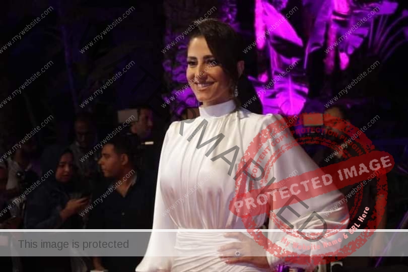 حنان مطاوع تفوز بجائزة أفضل ممثلة عن فيلم "قابل للكسر"
