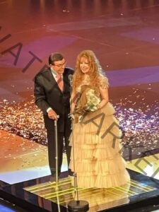 نيللي تحصل على جائزة الهرم الذهبي من مهرجان القاهرة السينمائي