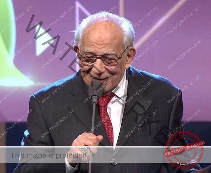 رشوان توفيق يمنح محمد ممدوح جائزة أفضل ممثل من مهرجان القاهرة السينمائي