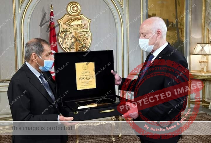 الرئيس التونسي يستقبل رئيس مجلس أمناء مؤسسة "عبد العزيز سعود البابطين الثقافية" الكويتية بقصر قرطاج