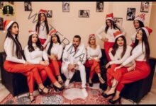 الإعلامي سامح عاطف ومتسابقات بنت النيل يتألقون بملابس الكريسماس